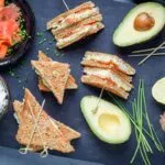 Avocado Sandwich mit Lachs und Frischkäse Rezept