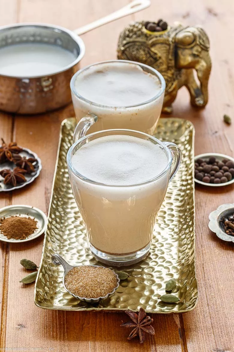 Chai Latte kommt urspr&uuml;nglich aus Indien und wird aus Tee, Milch und Gew&uuml;rzen hergestellt.