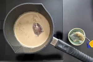 Teebeutel in die Milch legen und etwas er&auml;rmen.