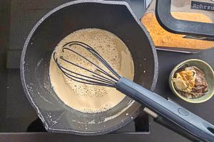 Zucker hinzugeben und einmal aufkochen.