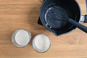 Chai Latte in zwei Gl&auml;ser abf&uuml;llen.