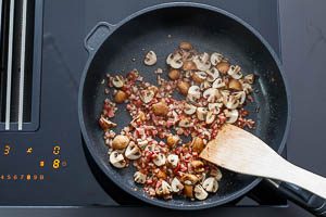 Die Toppings mit etwas &Ouml;l in der Pfanne braten.