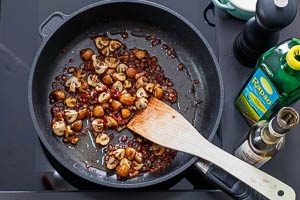 Mit Balsamico abl&ouml;schen und Dressing fertigstellen.