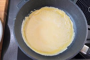 Pfannkuchen in der Pfanne ausbacken.