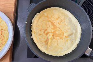 Pfannkuchen wenden.