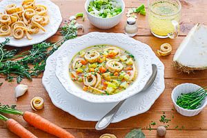 Suppe und Flädle zusammen in einen Suppenteller geben.