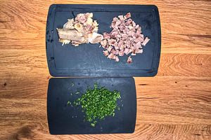 Suppenfleisch von Knochen befreien. Mit Petersilie klein schneiden.