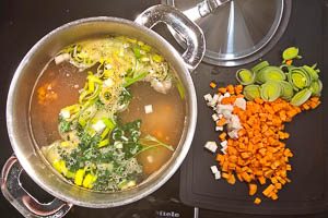 Das halbe Gemüse zugeben und 90min kochen lassen.