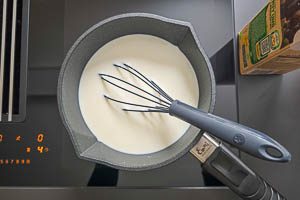 Milch im Topf erhitzen.