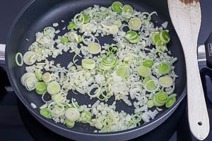 Zwiebeln und Knoblauch für die Linsenbolognese andünsten