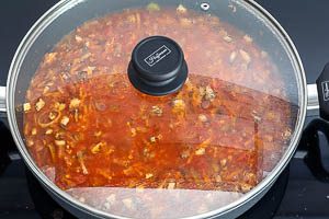 Die rote Linsen Bolognese mit Deckel köcheln lassen