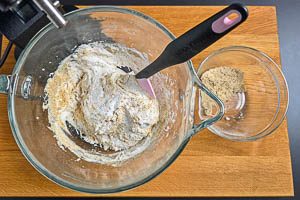 Gemahlene Haseln&uuml;sse unter den Eischnee heben