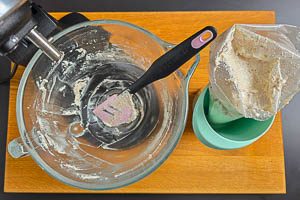 Baisermasse in einen Spritzbeutel geben