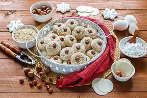 Nussmakronen nach dem Backen abk&uuml;hlen lassen und servieren