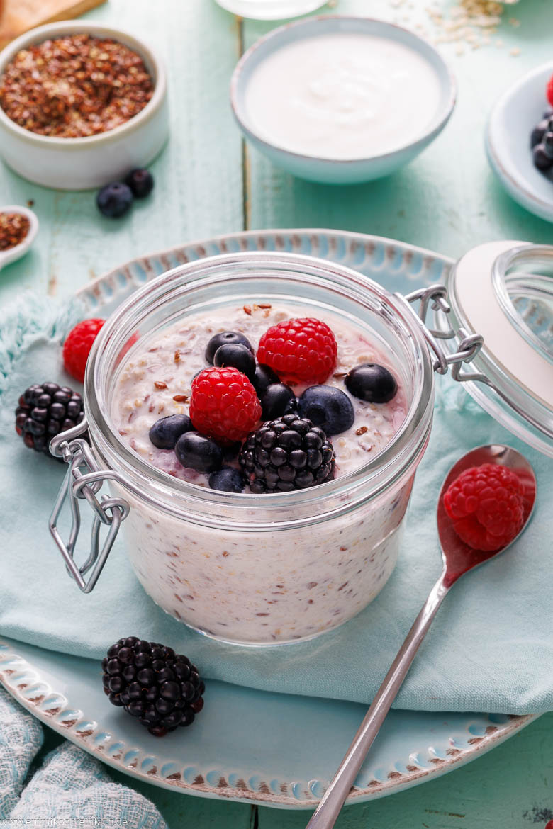 Overnight Oats im Glas mit Beeren