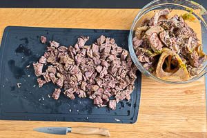 Suppenfleisch in mundgerechte Stücke schneiden