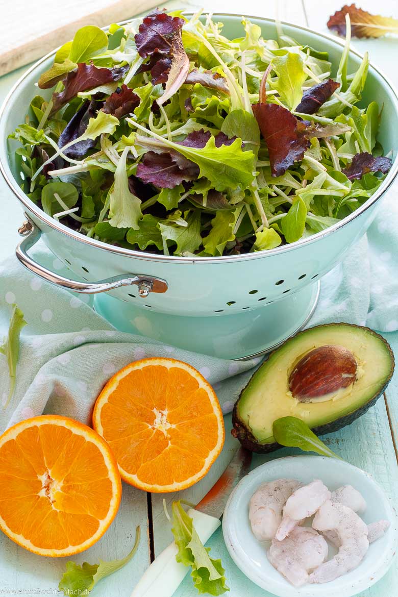 Zutaten f&uuml;r den gesunden Salat sind Avocado, Orangen und Garnelen sowie Pfl&uuml;cksalat