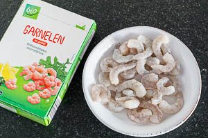 Garnelen f&uuml;r den Salat auftauen