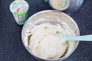 Sahne steif schlagen und unter die Mascarpone heben.