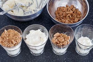 Creme und Spekulatius-Br&ouml;sel schichten.