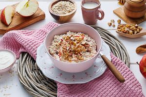 Mit etwas Nüssen oder Rosinen getoppt ist das Bircher Müsli bereit zum Servieren.