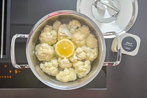 Röschen mit einer Zitronenscheibe köcheln.