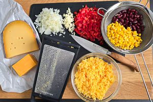 Gem&uuml;se und K&auml;se vorbereiten.