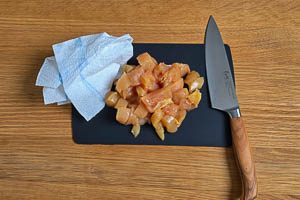 H&auml;hnchen in St&uuml;cke schneiden.