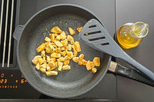 H&auml;hnchenfilet anbraten.
