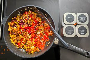 Gem&uuml;se und Gew&uuml;rze zugeben und mit anbraten.