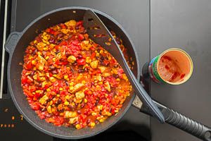St&uuml;ckige Tomaten hinzugeben.