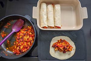Wraps f&uuml;llen und in die Auflaufform geben.