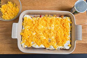Enchiladas mit Schmand und K&auml;se f&uuml;llen.