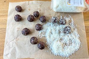 Energy Balls in Kokosraspeln w&auml;lzen