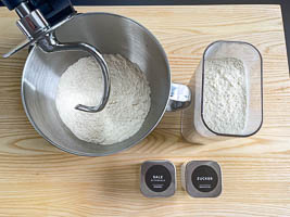 Mehl mit Salz und Zucker mischen