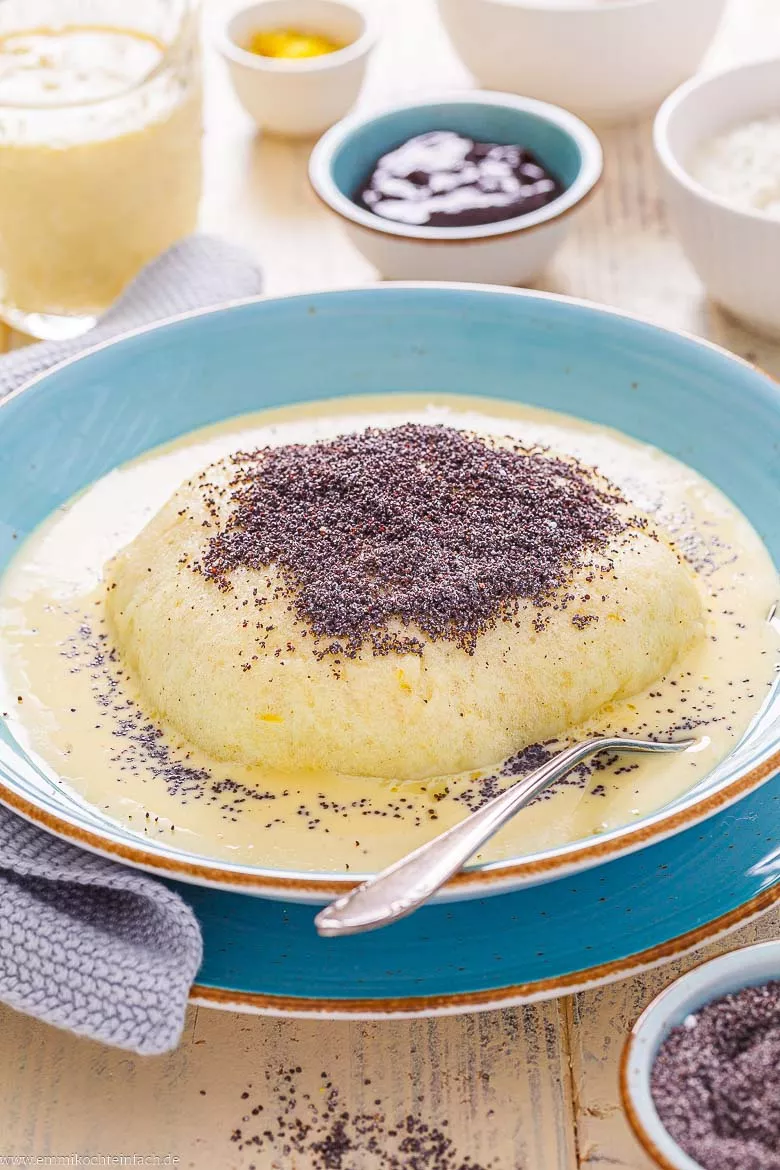 Leckere Vanillesauce passt wunderbar zum Knödel!