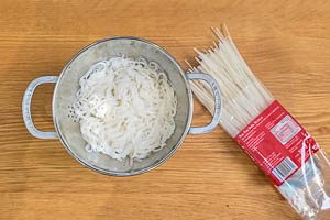 Reidnudeln für Pad Thai zubereiten
