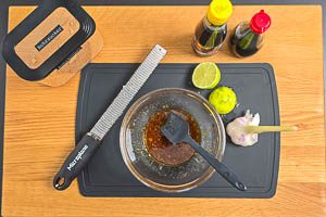 Zutaten für die Pad-Thai-Sauce vermischen