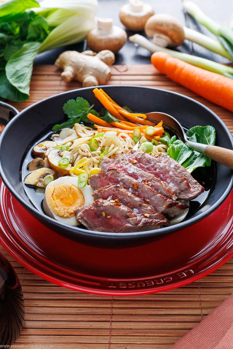 Ramen mit würziger Brühe selber machen