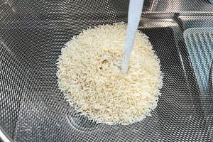 Reis gr&uuml;ndlich mit Wasser waschen
