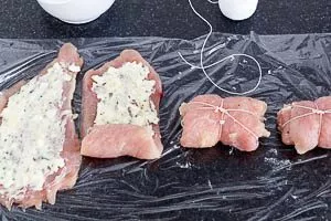 Die Putenrouladen f&uuml;llen und rollen