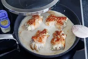 Die Sahnesauce f&uuml;r die Putenrouladen