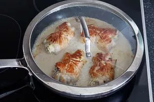 Putenrouladen in der Pfanne in der So&szlig;e k&ouml;cheln lassen