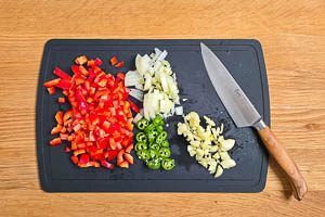 Shakshuka-Gem&uuml;se und Gew&uuml;rze vorbereiten