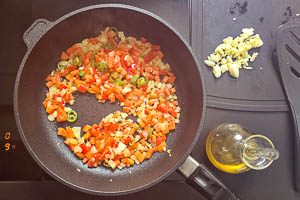 Shakshuka-Zutaten in Oliven&ouml;l anbraten