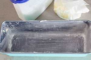 Kastenform f&uuml;r den Zitronenkuchen einfetten