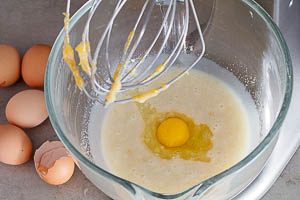 Eier unter die anderen Zitronenkuchen-Zutaten r&uuml;hren