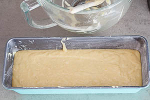 R&uuml;hrteig f&uuml;r den Zitronen-R&uuml;hrkuchen in die Kastenform geben