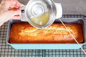 Gebackenen Kuchen mit Zitronensaft &uuml;bergie&szlig;en