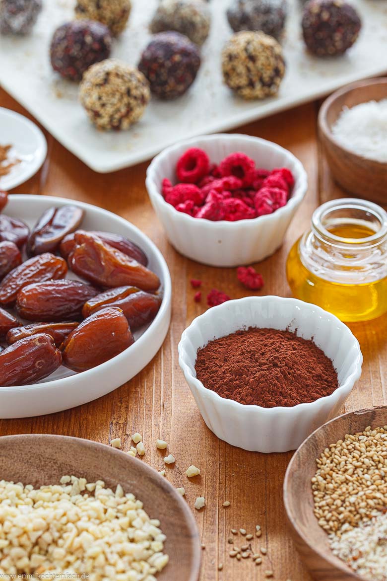 Datteln, N&uuml;sse, Samen und weitere Zutaten f&uuml;r Energy Balls